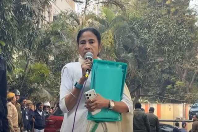 ଆଇ-ପିଏସି କାର୍ଯ୍ୟାଳୟରେ ଚଢ଼ାଉ ବେଳେ ଇଡି-ମମତା ମୁହାଁମୁହିଁ