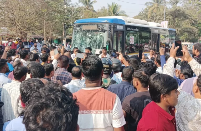 ପୁଣି ଆମ ବସ୍‌ ଦୁର୍ଘଟଣା: ଉତ୍ତ୍ୟକ୍ତ ଲୋକ ଭଙ୍ଗିଲେ ୩ଟି ବସ୍‌