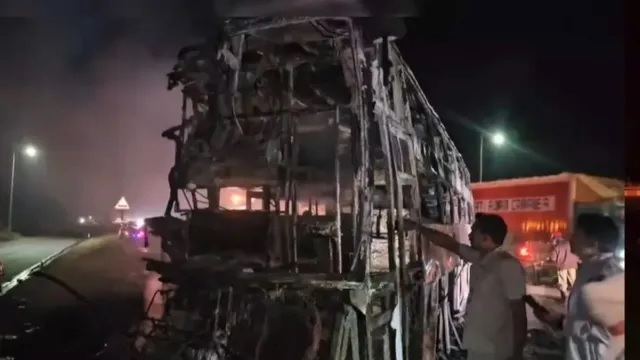 ବସ-ଟ୍ରକ ଧକ୍କା ହେବା ଯୋଗୁଁ ଲାଗିଲା ନିଆଁ, ୨ ମୃତ