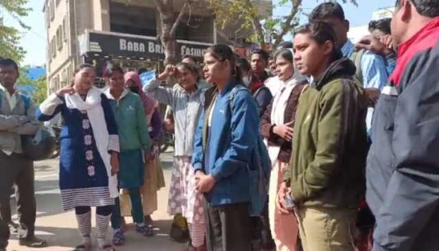 ହୋମଗାର୍ଡ ନିଯୁକ୍ତିରେ ପାତର ଅନ୍ତର; ଏସପି ଅଫିସ ଆଗରେ ବିକ୍ଷୋଭ