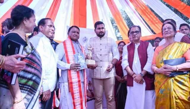 କେଳୁଚରଣ କୀର୍ତ୍ତି ଶତକମ୍ ଚିତ୍ରକଳା ଓ ଫଟୋଚିତ୍ର ପ୍ରଦର୍ଶନୀକୁ ଉଦଘାଟନ କଲେ ମୁଖ୍ୟମନ୍ତ୍ରୀ
