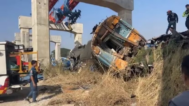 ଟ୍ରେନ ଉପରେ ଖସିପଡିଲା କ୍ରେନ, ୨୨ ମୃତ
