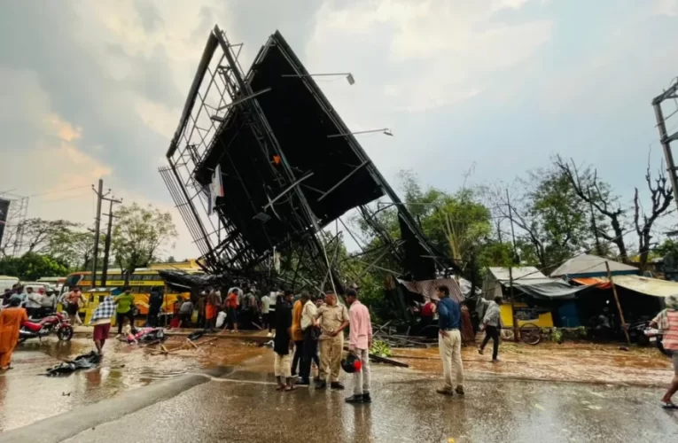 ରାଜଧାନୀରେ ପ୍ରବଳ ବର୍ଷା, ହୋଡିଂ ପଡି ୩ ଆହତ