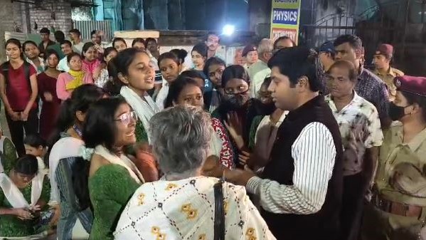 ବିଶ୍ୱବିଦ୍ୟାଳୟ ଦାବିରେ ରାସ୍ତାରେ ଶୈଳବାଳା ଛାତ୍ରୀ