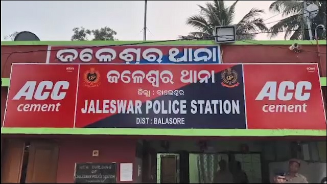 ୨ ପଶ୍ଚିମବଙ୍ଗ ଅଧିକାରୀଙ୍କୁ ମାଡ଼, ୧୦୦ ଅଟକ