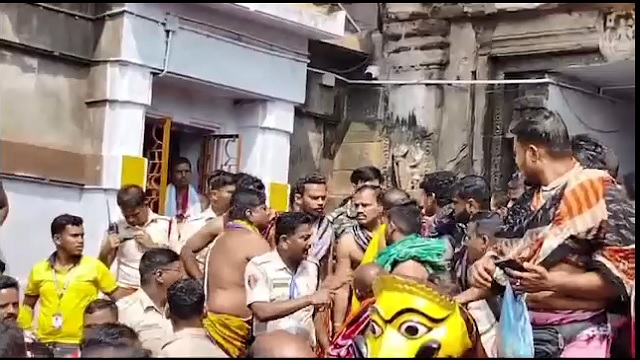 ମହାଶିବରାତ୍ରୀରେ ଲିଙ୍ଗରାଜ ମନ୍ଦିରରେ ଉତ୍ତେଜନା, ସେବାୟତ-ପୋଲିସ ମୁହାଁମୁହିଁ