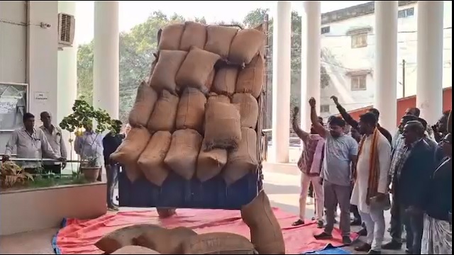 ତାତିଲେ ଚାଷୀ, ଜିଲ୍ଲାପାଳଙ୍କ କାର୍ଯ୍ୟାଳୟ ଆଗରେ ଧାନ ବସ୍ତା ରଖି ପ୍ରତିବାଦ