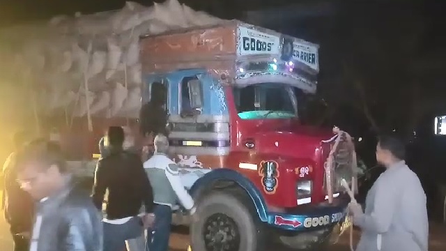 ମଣ୍ଡିରେ ଉତ୍ତେଜନା, ୩ଟି ଧାନ ବୋଝେଇ ଟ୍ରକକୁ ଅଟକ ରଖିଲେ ଚାଷୀ