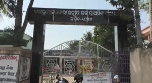 ସ୍କୁଲରେ ଶିକ୍ଷକ ଅଭାବ ପ୍ରତିବାଦରେ ୟୁନିଫର୍ମ ଫେରାଇବା ସହ ମଧ୍ୟାହ୍ନଭୋଜନ ଖାଇଲେନି ଛାତ୍ରଛାତ୍ରୀ