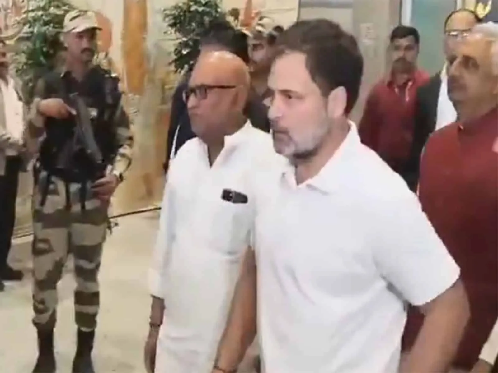 Rahul gandhi appears in sultanpu