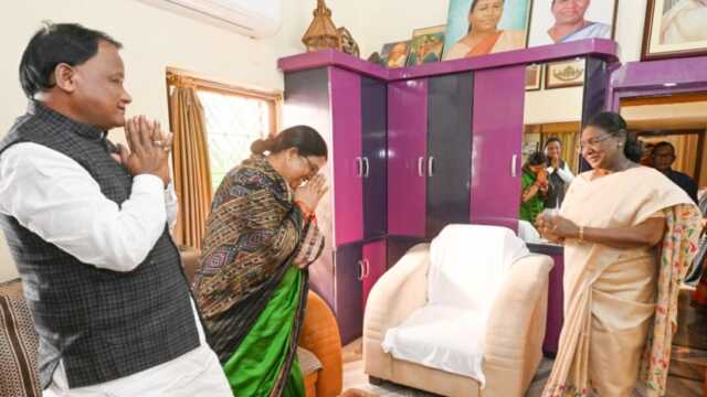 ପତ୍ନୀଙ୍କ ସହ ରାଷ୍ଟ୍ରପତିଙ୍କୁ ଭେଟିଲେ ମୁଖ୍ୟମନ୍ତ୍ରୀ