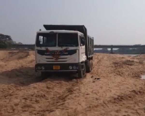 ଢେଲା ମାରି ପୋଲିସ ଗାଡ଼ି ଭାଙ୍ଗିଲେ ବାଲି ମାଫିଆ
