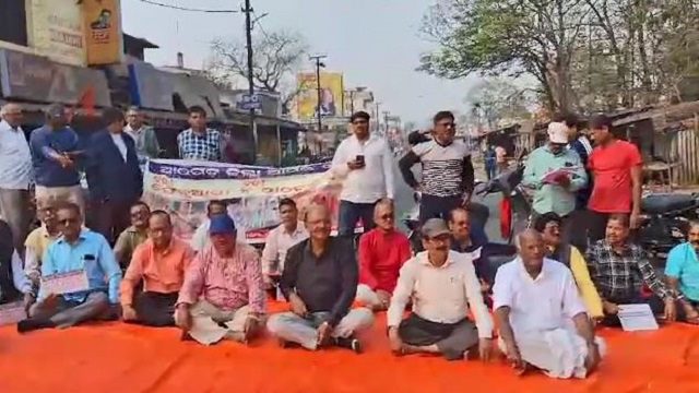 ଜିଲ୍ଲା ଘୋଷଣା ଦାବିରେ ୧୨ ଘଣ୍ଟିଆ ଆଠଗଡ ବନ୍ଦ