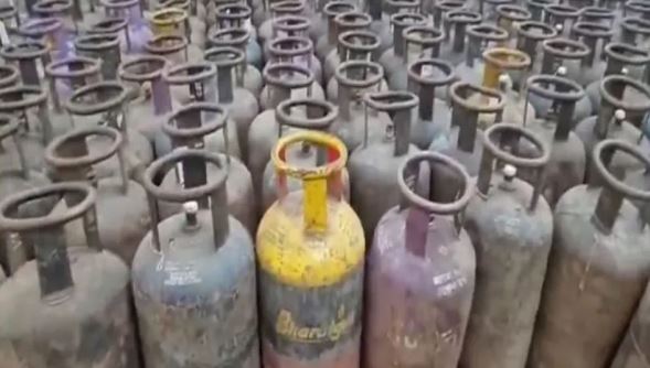 ଏଲପିଜି ଗ୍ୟାସ୍‌ କଳାବଜାରୀ: ୩ ଗିରଫ