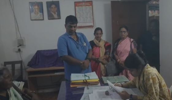 ଛାତ୍ରୀଙ୍କୁ ଅସଦାଚରଣ ମାମଲାରେ ପ୍ରଧାନ ଶିକ୍ଷକଙ୍କୁ ମାଡ଼: ପ୍ରତିବାଦରେ ବିଇଓଙ୍କ ଅଫିସ ଆଗରେ ଧାରଣା