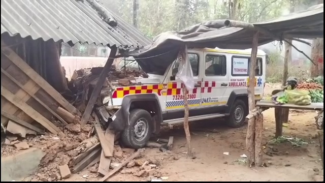 ଘରେ ପଶିଗଲା ଆମ୍ବୁଲାନ୍ସ , ୩ ଗୁରୁତର