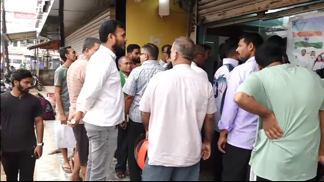 ଗ୍ୟାସ ସିଲିଣ୍ଡର ପାଇଁ ଡିପୋରେ ଲମ୍ବା ଲାଇନ୍