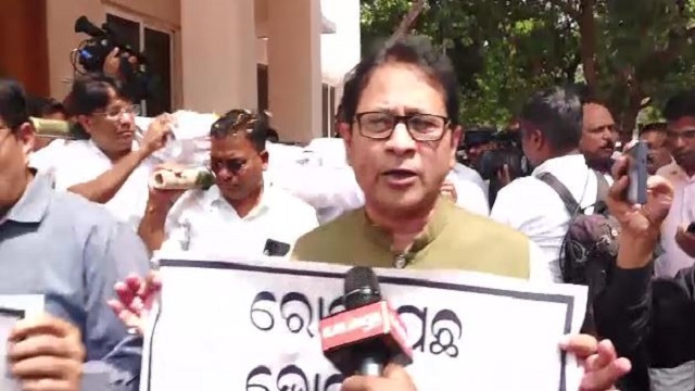 ‘ରାମ ନାମ ସତ୍ୟ ହେ’ ଧ୍ବନିରେ କମ୍ପିଲା ଗୃହ, ଉଠିଲା କୋକେଇ ପଡ଼ିଲା ଖଇ କଉଡି