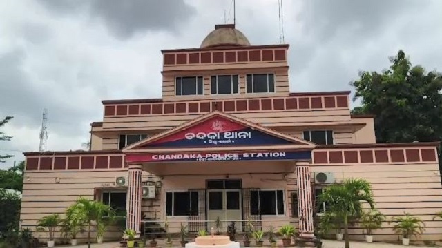 ଜାଗା ବାଡ଼ିକୁ ନେଇ ପୋଲିସ ଉପସ୍ଥିତିରେ ଥାନାରେ ମାଡ଼ପିଟ୍
