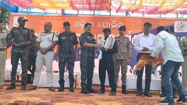 ଆତ୍ମମର୍ପଣ କଲେ କେକେବିଏନ ଡିଭିଜନର ୧୦ ମାଓବାଦୀ