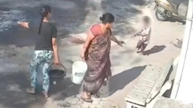 ରଙ୍ଗ ଲଗାଇବାରୁ ୪ ବର୍ଷର ନାତି ଉପରେ ଗରମ ପାଣି ପକାଇଲା ଜେଜେ ମା