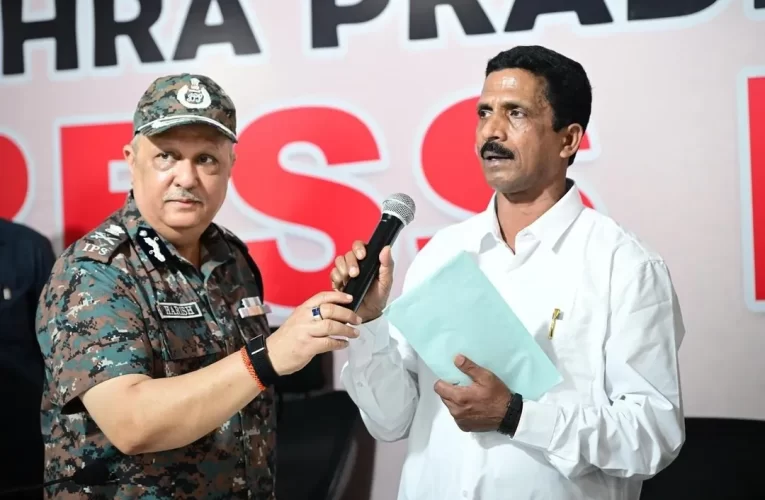 ୮ ସହଯୋଗୀଙ୍କ ସହ ଆତ୍ମସମର୍ପଣ କଲେ ବରିଷ୍ଠ ନକ୍ସଲ ନେତା ଚେଲୁରି ନାରାୟଣ ରାଓ