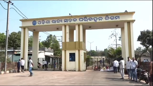 ଦୁର୍ଘଟଣାରେ ଡ୍ରାଇଭରଙ୍କ ମୃତ୍ୟୁ, କ୍ଷତିପୂରଣ ଦାବିରେ ଓଏସ୍ଆରଟିସି ଅଫିସ ଆଗରେ ପ୍ରତିବାଦ