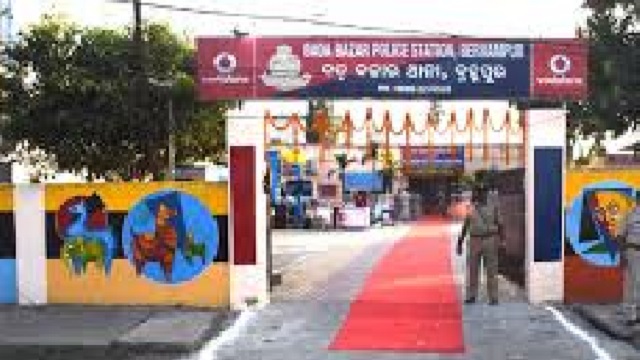 ଦିନ ଦିପହରେ ଯୁବକଙ୍କୁ ଗୋଡ଼ାଇ ଗୋଡ଼ାଇ ହାଣିଲେ ଦୁର୍ବୃତ୍ତ