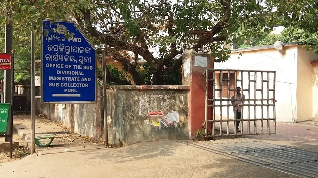 ନାବାଳକର ହାତ ବାନ୍ଧି ବେକରେ ପ୍ଲାକାର୍ଡ ଝୁଲାଇ ରାସ୍ତାରେ ଚଲାଇ ଚଲାଇ ନିଆଗଲା