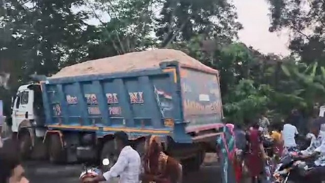 ଗାଡ଼ି କାଗଜପତ୍ର ଯାଞ୍ଚ ବେଳେ ତହସିଲଦାରଙ୍କୁ ଆକ୍ରମଣ କଲେ ବାଲି ମାଫିଆ