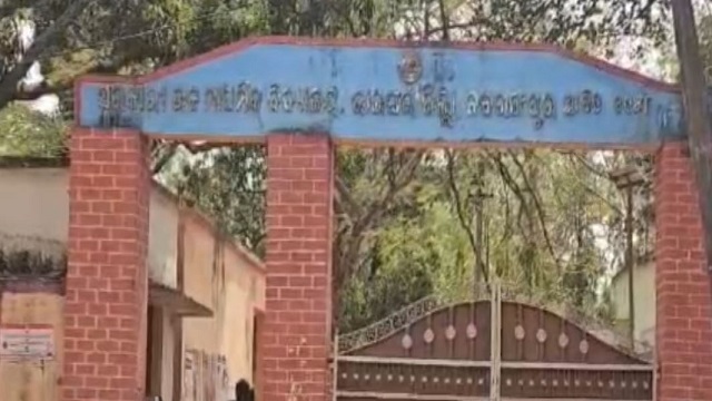 ରାଇଘର ସରକାରୀ ହଷ୍ଟେଲରେ ଗଣ୍ଡଗୋଳ: ନବମ ଶ୍ରେଣୀ ଛାତ୍ରକୁ ମାଡ଼ ମାରିଲେ ଅଷ୍ଟମ ଶ୍ରେଣୀର ଦୁଇ ଛାତ୍ର