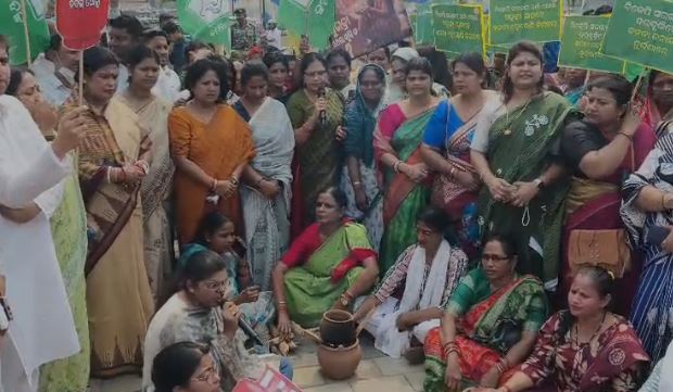 ରନ୍ଧନ ଗ୍ୟାସ୍ ଦର ବୃଦ୍ଧି ପ୍ରତିବାଦରେ ରାସ୍ତାରେ ଚୁଲି ଜାଳି ପ୍ରତିବାଦ କଲା ବିଜେଡି