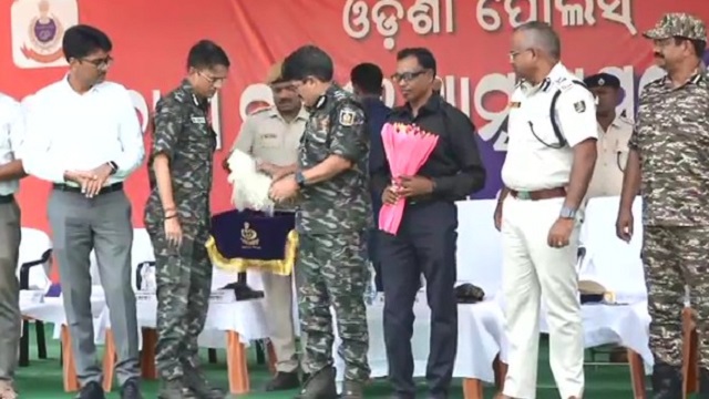 ୨୩ ସହଯୋଗୀ ଓ ଅତ୍ୟାଧୁନିକ ଅସ୍ତ୍ରଶସ୍ତ୍ର ସହ ଆତ୍ମସମର୍ପଣ କଲେ ଦୁଇ ମୋଷ୍ଟ ୱାଣ୍ଟେଡ ମାଓନେତା