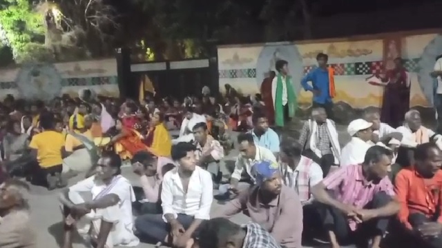 ଦେଶୀ ମଦଭାଟି ବନ୍ଦ ଦାବିରେ ସାରା ରାତି ବର୍ଷାରେ ଧାରଣାରେ ବସିଲେ ଗ୍ରାମବାସୀ