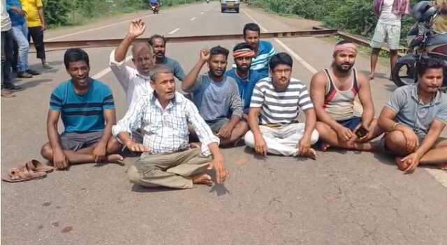 ୫ ଦିନ ହେଲା ଗାଁ ଅନ୍ଧାର, ରାସ୍ତାକୁ ଓହ୍ଲାଇଲେ ଗ୍ରାମବାସୀ
