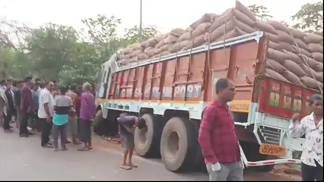 ଦମ୍ପତିଙ୍କୁ ଚାପି ଦେଲା ଟ୍ରକ: ସ୍ଵାମୀ ମୃତ, ସ୍ତ୍ରୀ ଗୁରୁତର