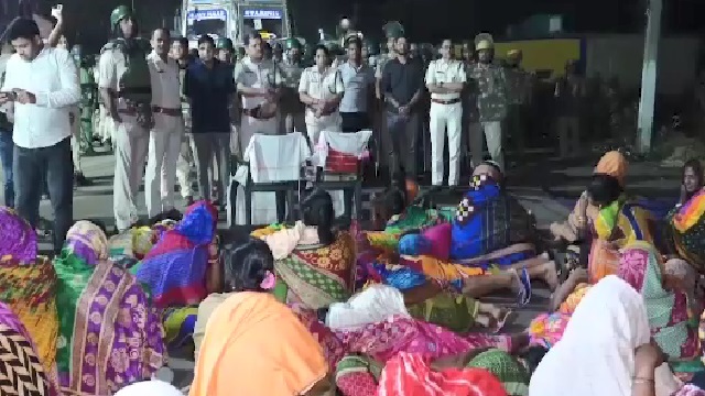 ୩୬ ଦିନ ହେଲା ଧାରଣାରେ ବସିଛନ୍ତି ଗ୍ରାମବାସୀ, ନୈନି କୋଲ ମାଇନ୍ସରୁ କୋଇଲା ପରିବହନ ବନ୍ଦ