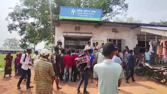 କଙ୍କାଳ ନେଇ ବ୍ୟାଙ୍କକୁ ଯିବା ଘଟଣା ; ଟଙ୍କା ଧରି ଜିତୁ ମୁଣ୍ଡାଙ୍କ ଘରେ ପହଞ୍ଚିଲେ ଅଧିକାରୀ
