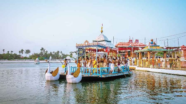 ମହାପ୍ରଭୁଙ୍କ ଚନ୍ଦନ ଯାତ୍ରା ଲାଗି ପ୍ରସ୍ତୁତି ଆରମ୍ଭ : ନନ୍ଦା, ଭଦ୍ରା ଓ ବୈଜୟନ୍ତୀ ଡଙ୍ଗାକୁ ପାଣିରୁ ବାହାର କଲେ ଭୋଇ ସେବକ