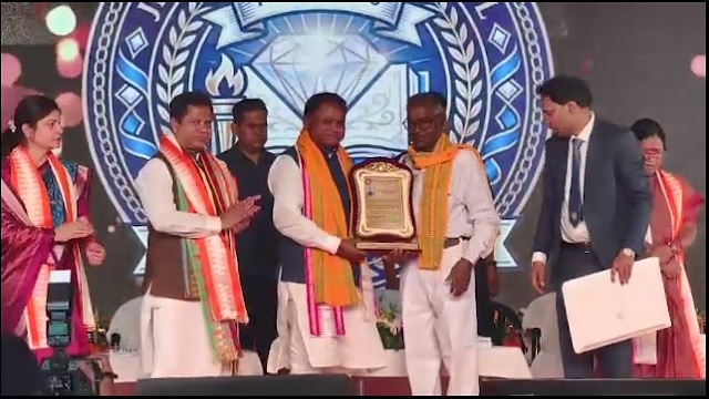ଝୁମ୍ପୁରା ଉଚ୍ଚ ବିଦ୍ୟାଳୟ ହୀରକ ଜୟନ୍ତୀରେ ଯୋଗ ଦେଲେ ମୁଖ୍ୟମନ୍ତ୍ରୀ, ପାଦ ଛୁଇଁ ନେଲେ ଗୁରୁଙ୍କ ଆଶୀର୍ବାଦ