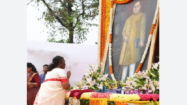 ୧୩୬ ତମ ଜୟନ୍ତୀ ଅବସରରେ ଡ଼ଃ ଭୀମରାଓ ଆମ୍ବେଦକରଙ୍କୁ ଶ୍ରଦ୍ଧାଞ୍ଜଳି ଅର୍ପଣ କଲେ ରାଷ୍ଟ୍ରପତି