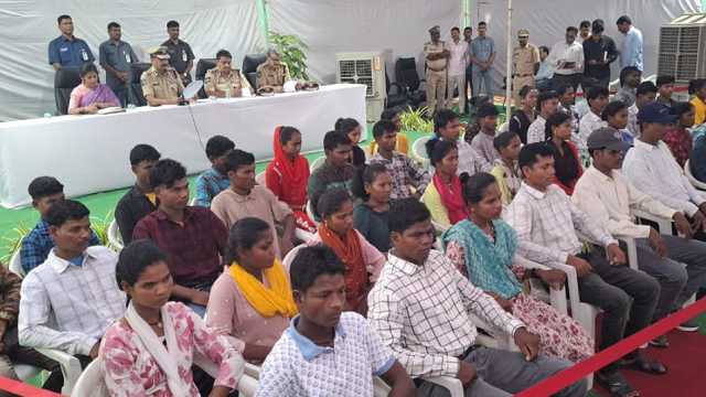 ଅତ୍ୟାଧୁନିକ ଅସ୍ତ୍ରଶସ୍ତ୍ର ସହ ଆତ୍ମସମର୍ପଣ କଲେ ୪୭ ମାଓ କ୍ୟାଡର
