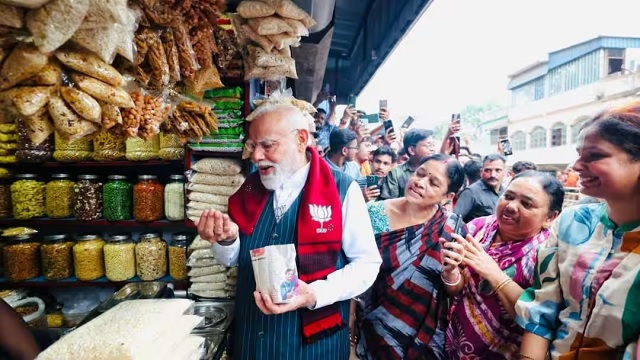 ଝାଡ଼ଗ୍ରାମରେ ରାସ୍ତାକଡ଼ ଦୋକାନରୁ ଝାଲମୁଢି ଖାଇଲେ ପ୍ରଧାନମନ୍ତ୍ରୀ