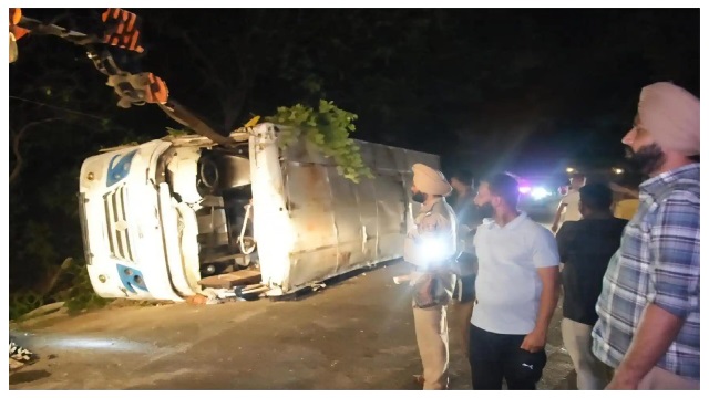 ଇଲେକ୍ଟ୍ରି ଖୁଣ୍ଟରେ ପିଟି ହେଲା ବସ୍ : ୬ ମୃତ, ୧୫ରୁ ଅଧିକ ଆହତ