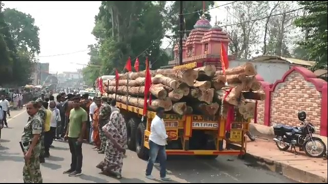 ୩ ରଥର ଅଖ ନିର୍ମାଣ ଲାଗି କନ୍ଧମାଳରୁ ପୁରୀ ଗଲା କାଠ