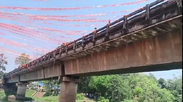ବ୍ରିଜ ଉପରୁ ନଦୀକୁ ଡେଇଁ ରିଲସ କଲାବେଳେ ଭାସିଗଲେ ଦୁଇ ଯୁବ