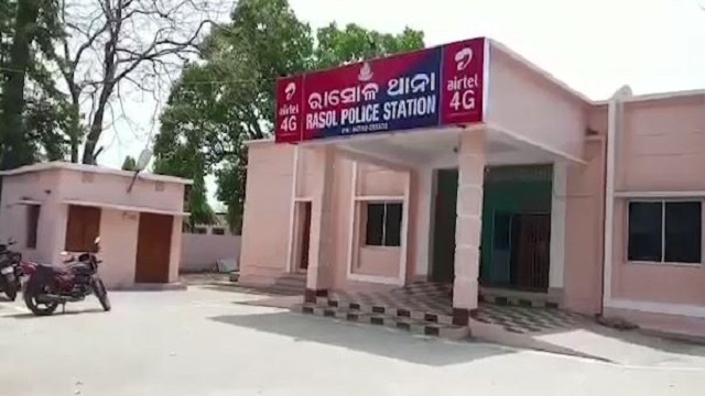 ଜନଗଣନା ଆଳରେ ଲୁଟ୍, ବେକରେ ଛୁରୀ ଲଗାଇ ନେଇଗଲା ମୋବାଇଲ ଓ ମଙ୍ଗଳସୂତ୍ର