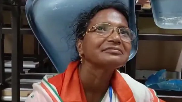 ଆର ଜି କର ପୀଡିତାଙ୍କ ମା’ଙ୍କ ଘର ବାହାରେ ବୋମାମାଡ଼