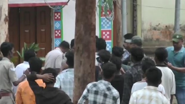 ପୁରୁଣାକଟକ ଥାନା ପରିସରରେ ପୋଲିସ-ଗ୍ରାମବାସୀ ହାତାହାତି, ଜଣେ ପୋଲିସ କର୍ମଚାରୀ ସମେତ ୬ରୁ ଊର୍ଦ୍ଧ୍ବ ଆହତ