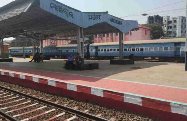 ଟ୍ରେନ ଉପରେ ଚଢ଼ି ସେଲଫି ନେଲା ବେଳେ ଜଳିଗଲେ ଯୁବକ